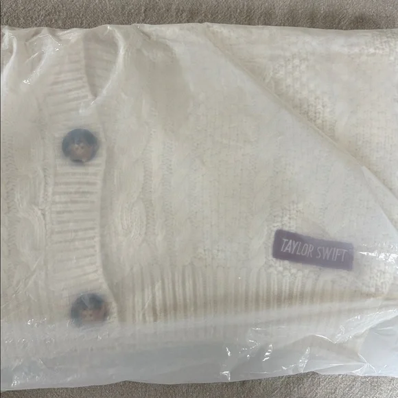 NWT Taylor Swift Red Cardigan Taylor’s Version M/L from 2025 Christmas Drop - Picture 3 of 4